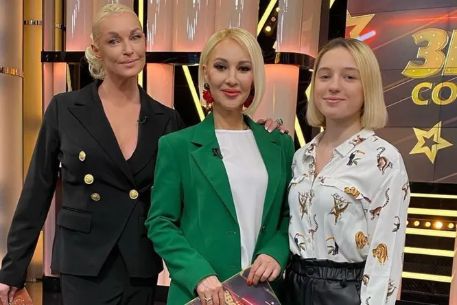 Три блондинки: красотка-дочь Волочковой произвела фурор на шоу Леры Кудрявцевой