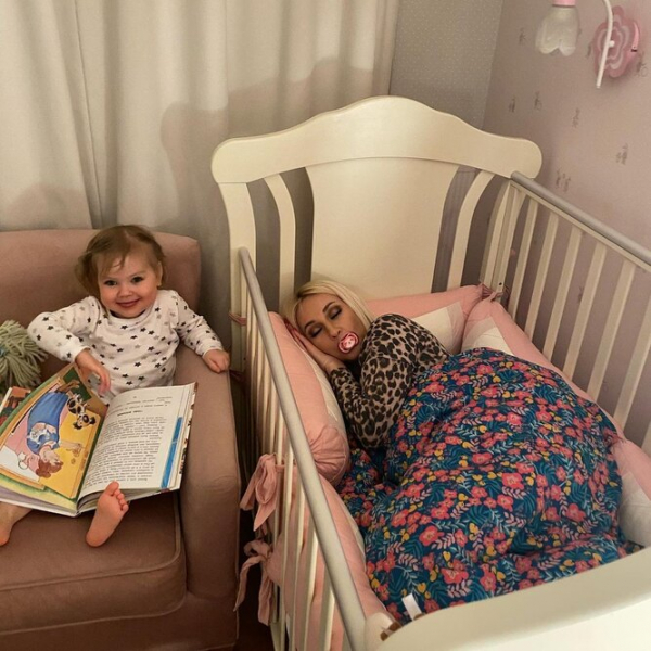 «Удивительная мама!»: Лера Кудрявцева с соской во рту уснула в кровати дочери