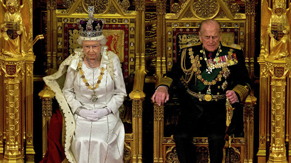 Принц Филипп просил Чарльза позаботиться о королеве и возглавить семью