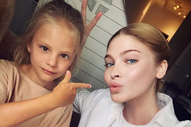 «Великолепная растяжка!»: Алёна Шишкова и ее дочь от Тимати удивили фанатов