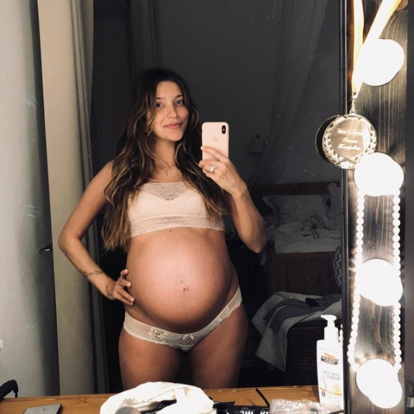 «Я дико грешила»: Регина Тодоренко показала фото с большим беременным животом