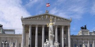 Европейская страна запретила девочкам младше 14 лет носить платки в школах