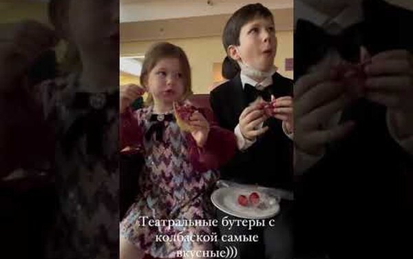 Екатерина Климова в пикантном платье принцессы отвела детей в Большой театр