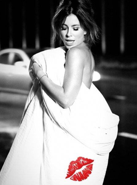 «Неприлично красивая!»: голая Ани Лорак в одном одеяле оказалась на дороге