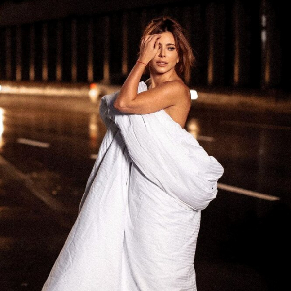 «Неприлично красивая!»: голая Ани Лорак в одном одеяле оказалась на дороге