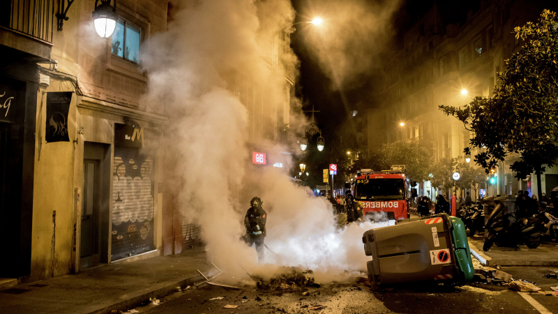 В Барселоне протестующие забросали полицию камнями и краской