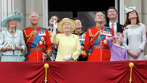 Принц Филипп просил Чарльза позаботиться о королеве и возглавить семью