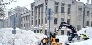 В Чебоксарах снегоуборочный трактор ковшом разбил голову женщине